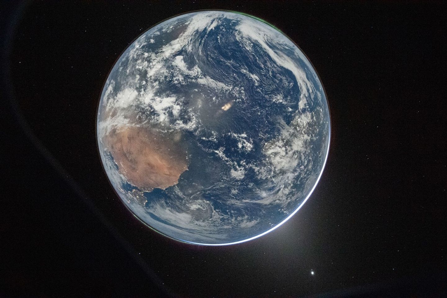 Şu başlığı türkçeleştir ve başlangıcını içinde bulunduğmuz yıl – title şeklinde hazır ve geri döndür. Başlık:: A Moonlit Earth as Seen From Artemis II