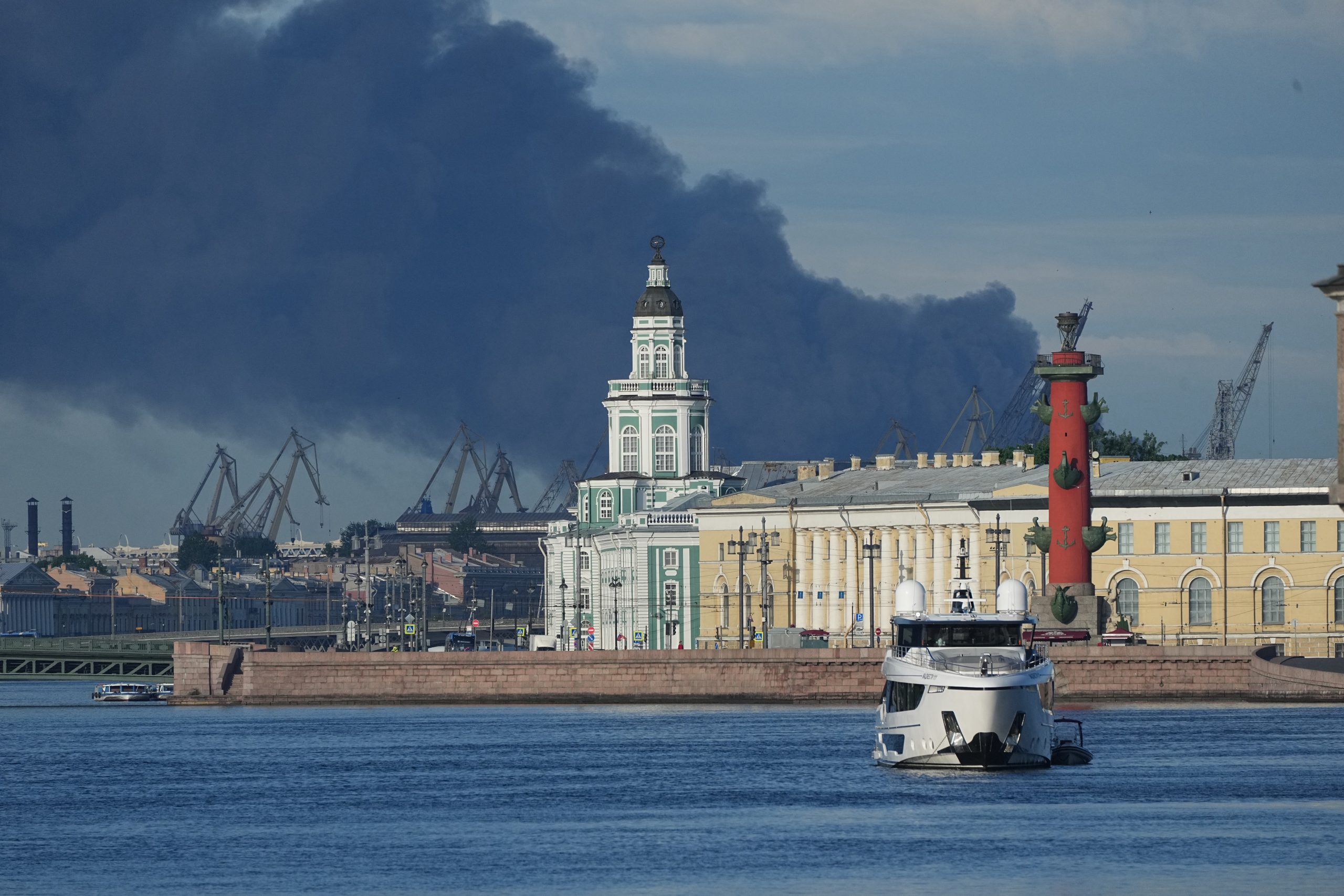 Şu başlığı türkçeleştir ve başlangıcını içinde bulunduğmuz yıl – title şeklinde hazır ve geri döndür. Başlık:: Ukrainian drones strike a St. Petersburg oil terminal ahead of Putin visit