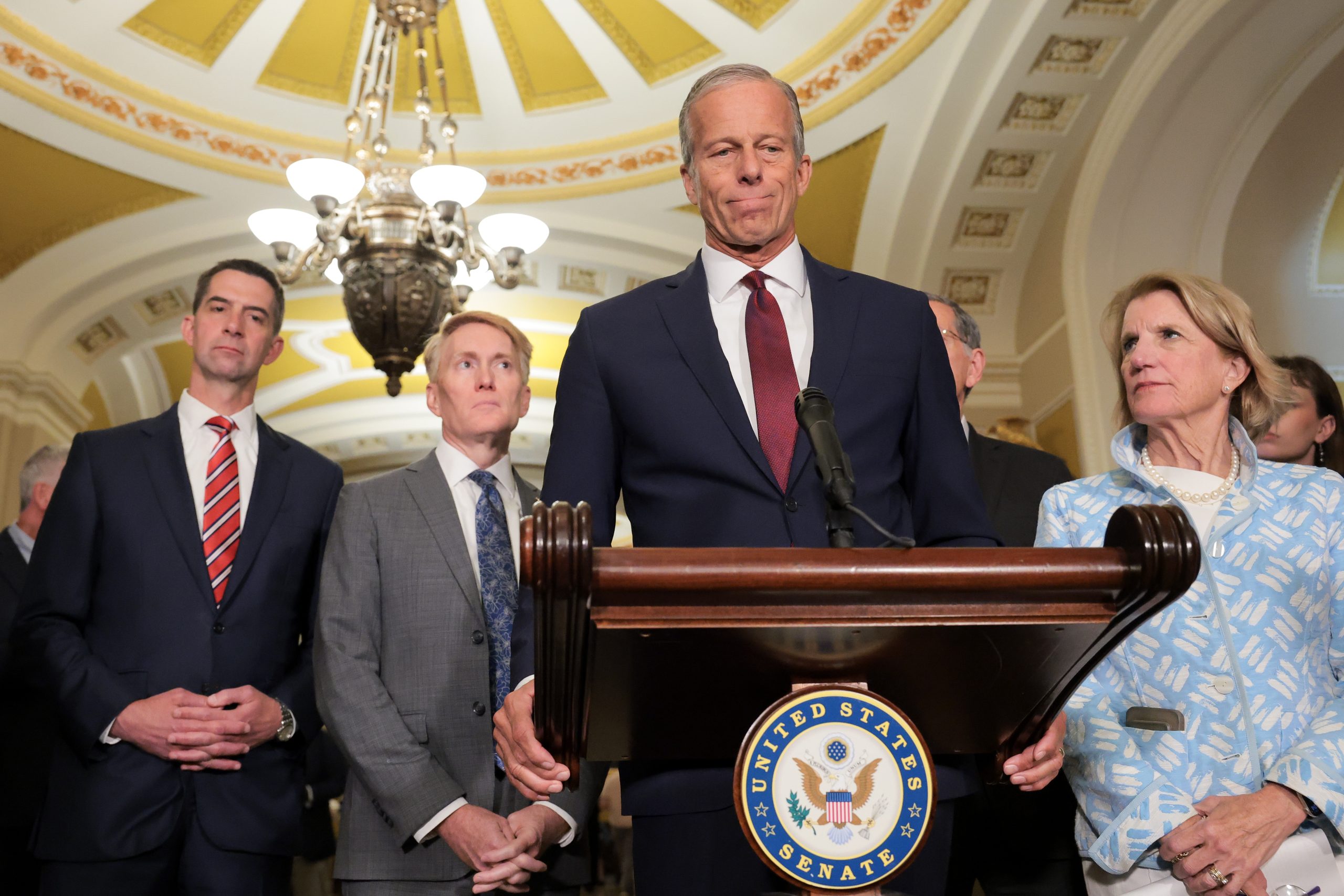 Şu başlığı türkçeleştir ve başlangıcını içinde bulunduğmuz yıl – title şeklinde hazır ve geri döndür. Başlık:: Senate Republicans start debate on ICE funding package