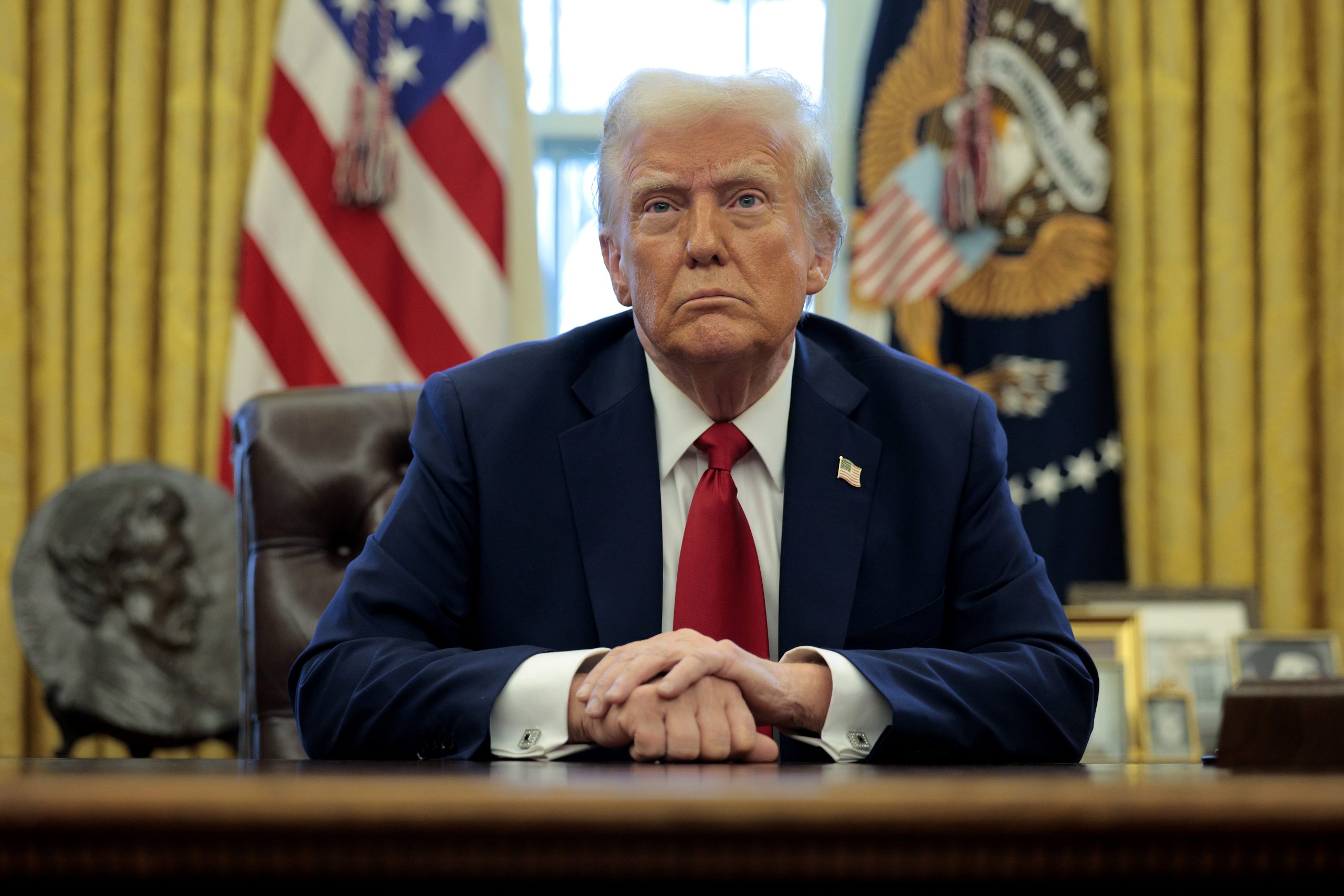 Şu başlığı türkçeleştir ve başlangıcını içinde bulunduğmuz yıl – title şeklinde hazır ve geri döndür. Başlık:: Trump strips job protections from 8,000 federal workers